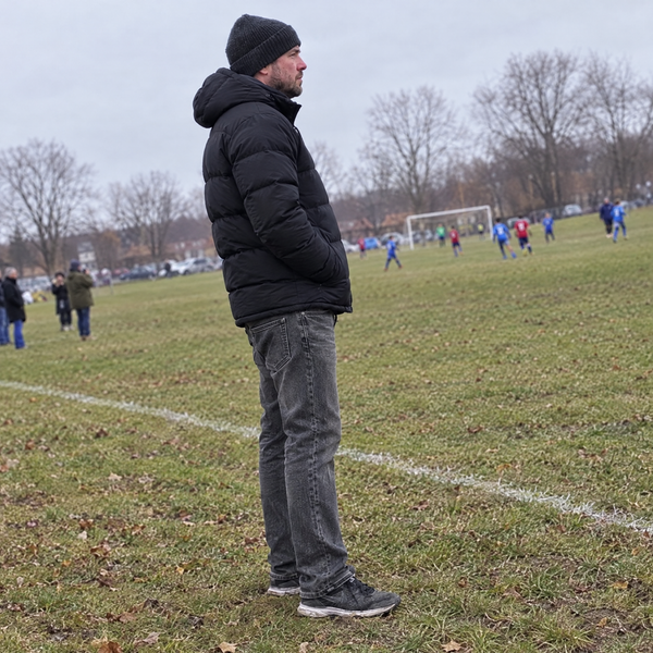 Thermo-Jeans Grau am Fußballplatz