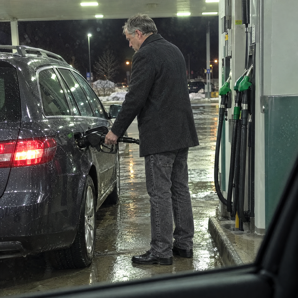 Thermo-Jeans Grau an der Tankstelle